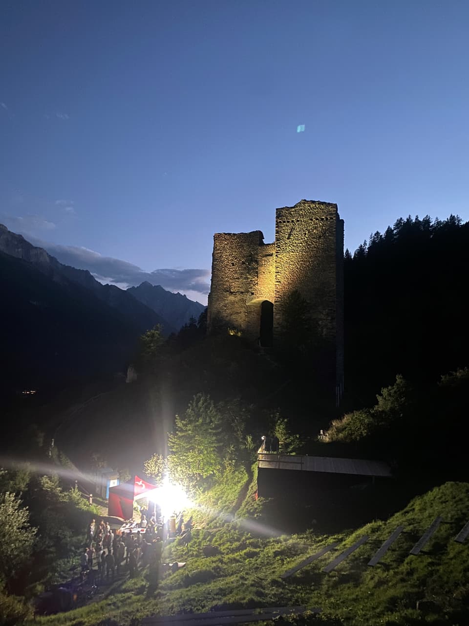 Ruine Tschanüff bei Dunkelheit