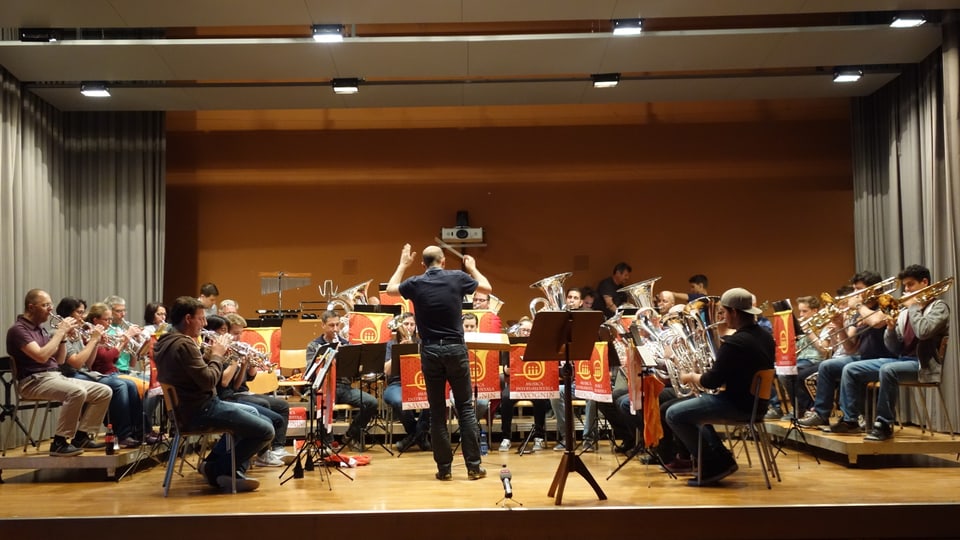 La Musica Instrumentala da Savognin durant l'emprova generala da venderdi saira.