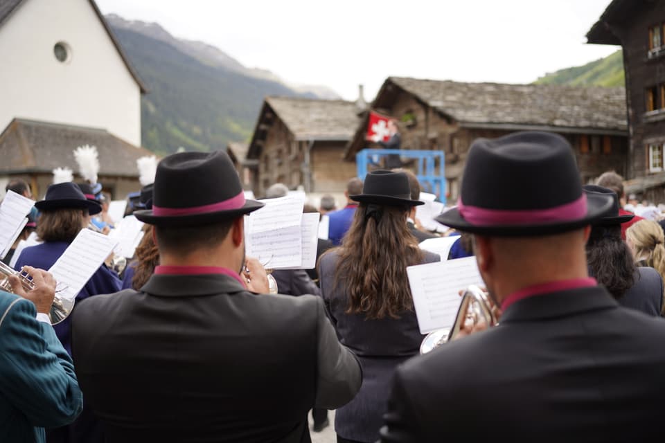 Musiker und Musikerinnen spielen gemeinsam am Bezirksmusikfest in Vals.