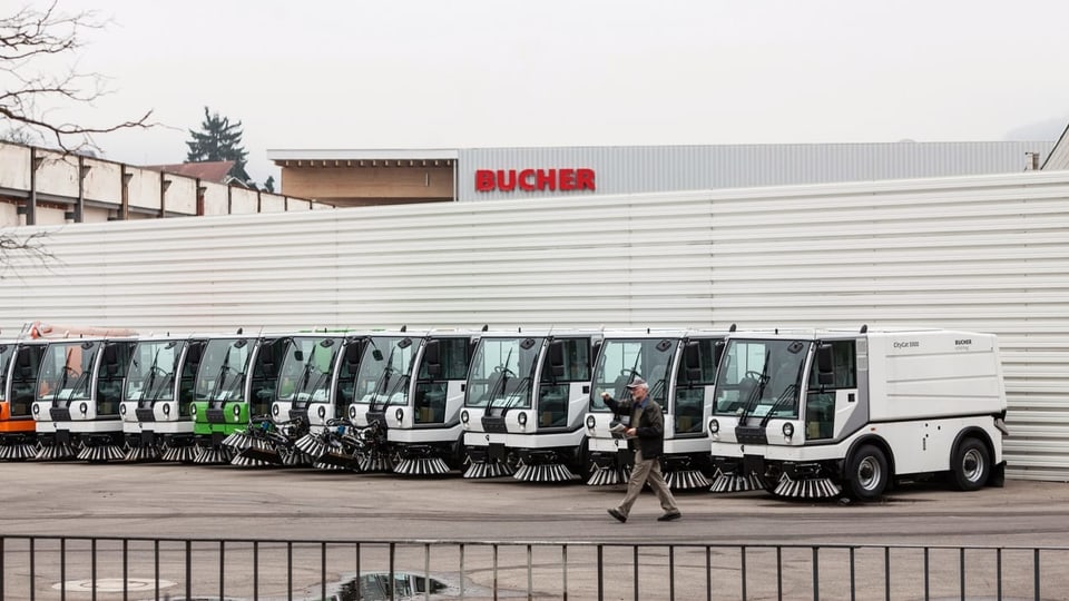 Ina fatschenta da Bucher cun davantvart exponì vehichels communals. 