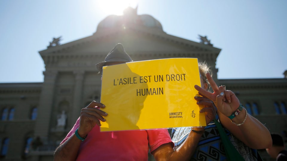 Placat che di "L'asil è in dretg uman".