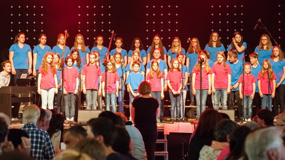 Il Chor d'uffants Sumvitg sin tribuna durant il concert a la Fiasta federala d’accordeon a Mustér.