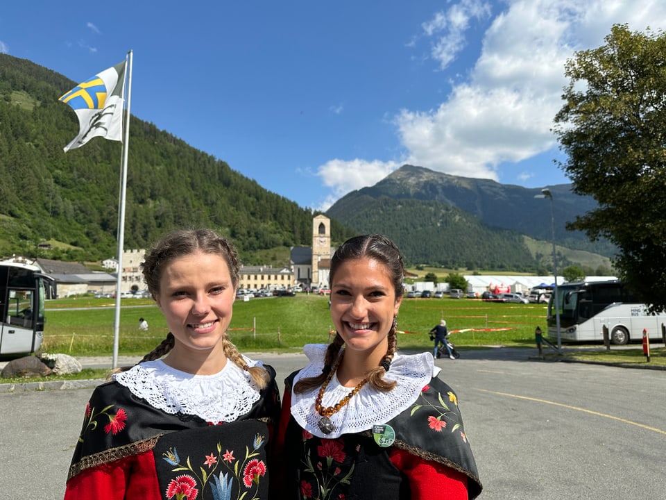 Zwei junge Damen in der traditionellen Tracht.