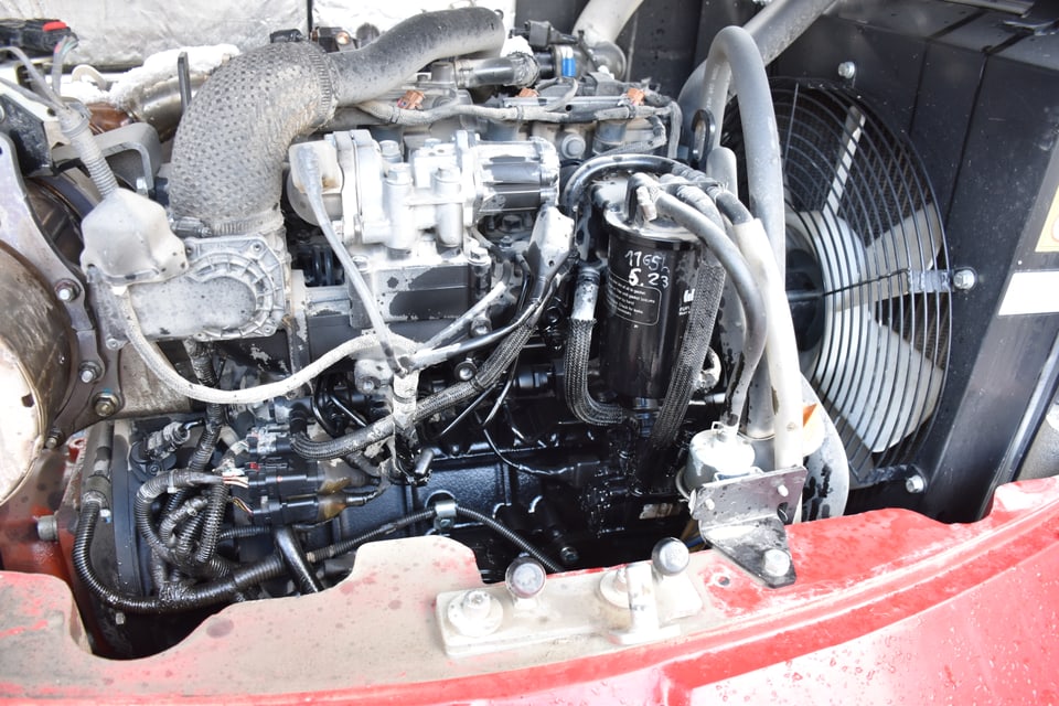 Der beschädigte Motor eines Raupenbaggers.
