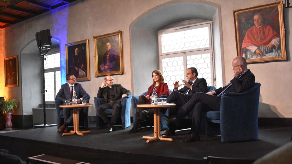 Runda da discussiun en l'uvestgieu da Cuira. 