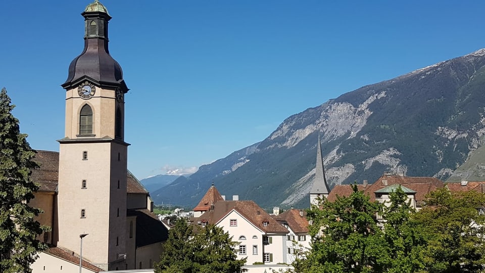 a sanestra il clutger da la catedrala a Cuira, dasper vista sin Cuira