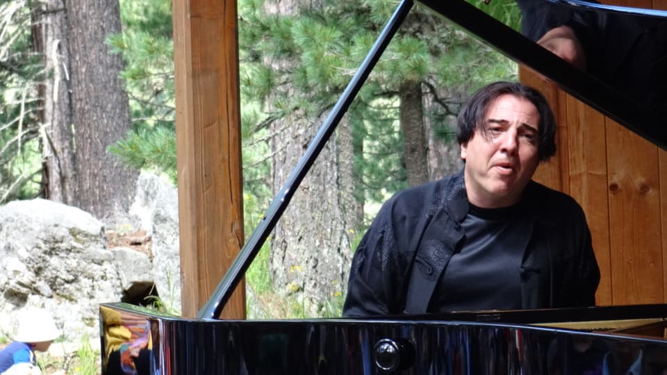 Fazil Say durant il concert en il guaud da Tais sut tschiel avert. 