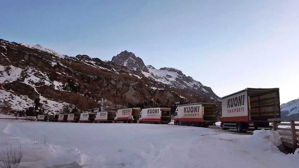 camiuns en colona pronts per chargiar