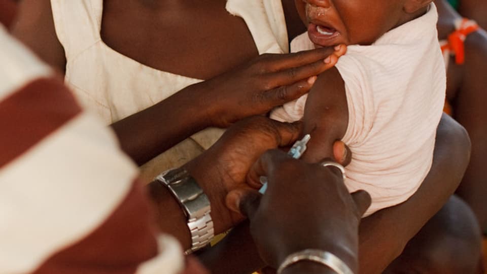 Uffant vegn vaccinà cunter la fevra melna. 