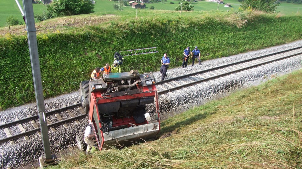 Il tractor è sa fermà a l'ur dals binaris da la Viafier retica.