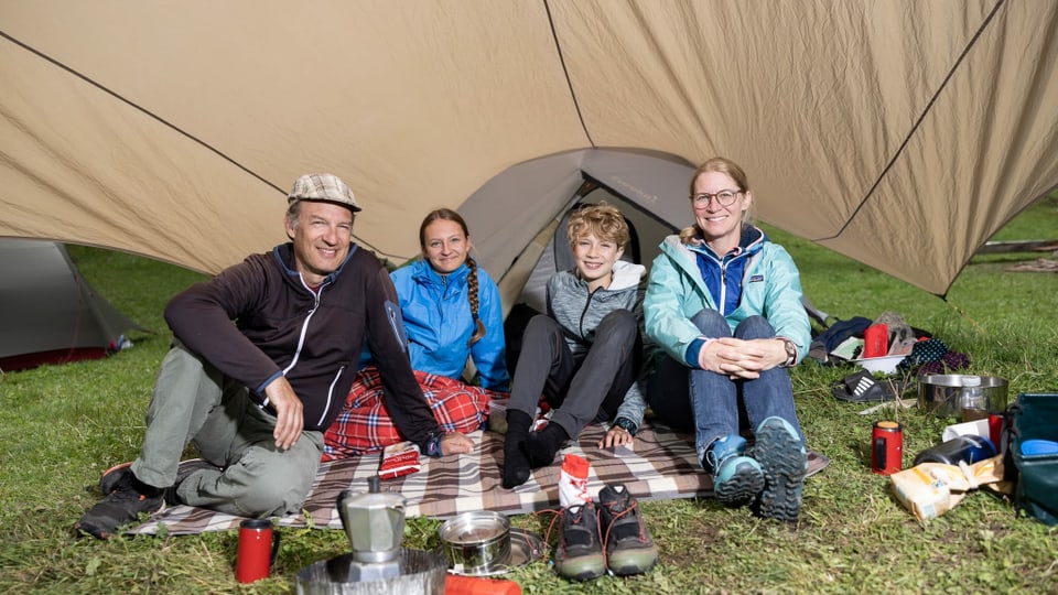 Jan, Nora, Luca und Christina aus Sent schätzen die gemütliche, familiäre Atmosphäre und dass sich die Kinder so sicher bewegen können.