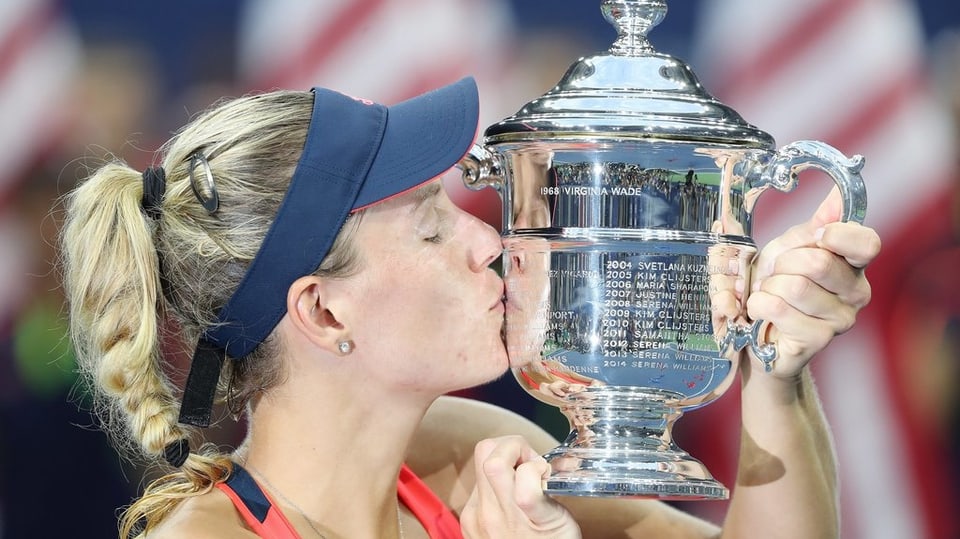 Angelique Kerber cun la trofea da l'US Open.