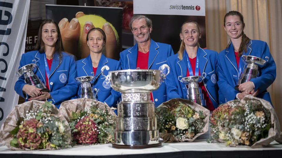 Belinda Bencic, Viktorija Golubic, Heinz Guenthardt, Jil Teichmann und Simona Waltert posieren nach ihrem Sieg.