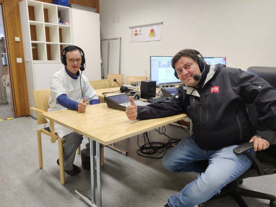 Moderatur Sergio Guetg e Michael Marzo vi dal la maisa dal studio mobil, els mussan il polesch