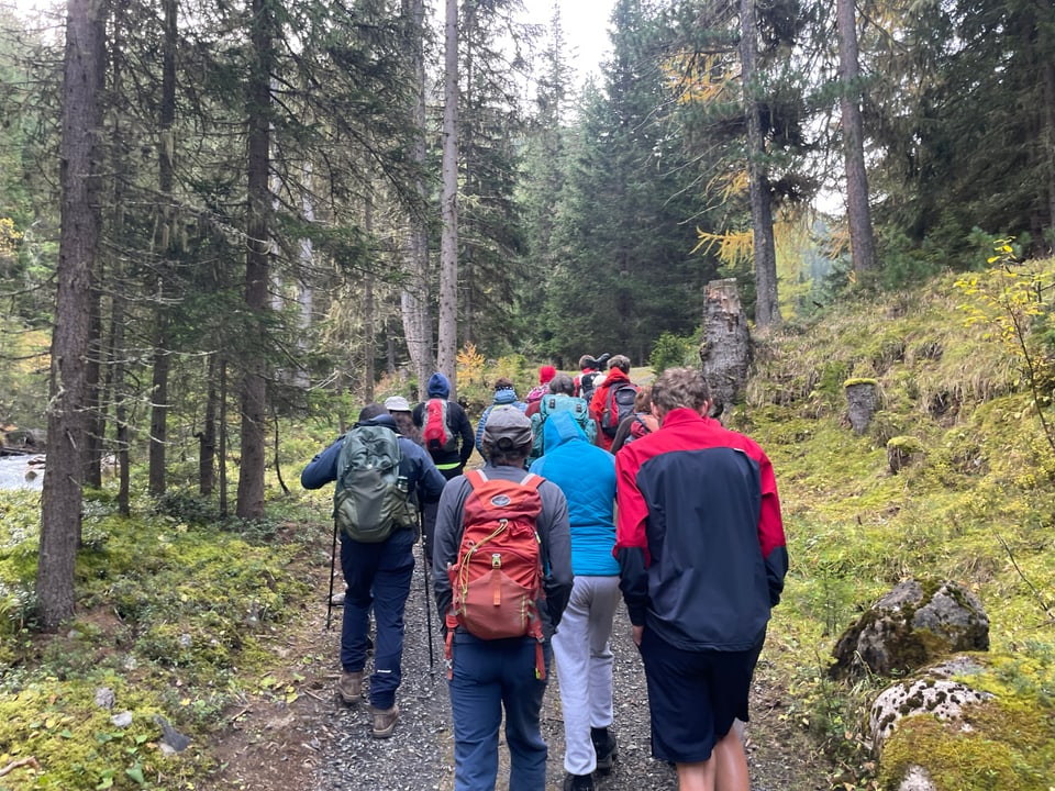 Wandergruppe unterwegs im Val Trupchun.