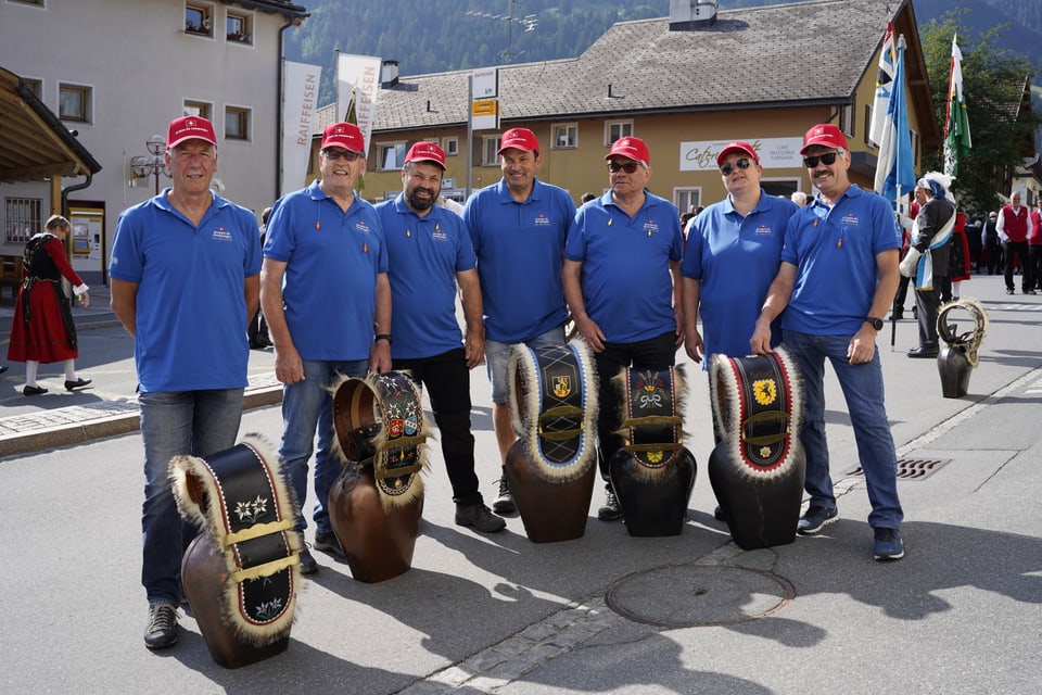 Schellner am Festumzug der Bezirksgesangsfest in Müstair.