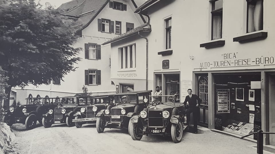 5 autos da la flotta da taxis dad Oscar Denoth enturn il 1940.