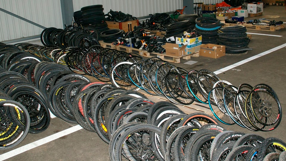 Ina sort garascha sutterana: Duas retschas da rodas da velo cun e senza pneus. las rodas giaschan ina sin l'autra. . Davostiers hai differenta autra rauba per part en chistas da bananas. Ed in per mantuns pneus da Velo.