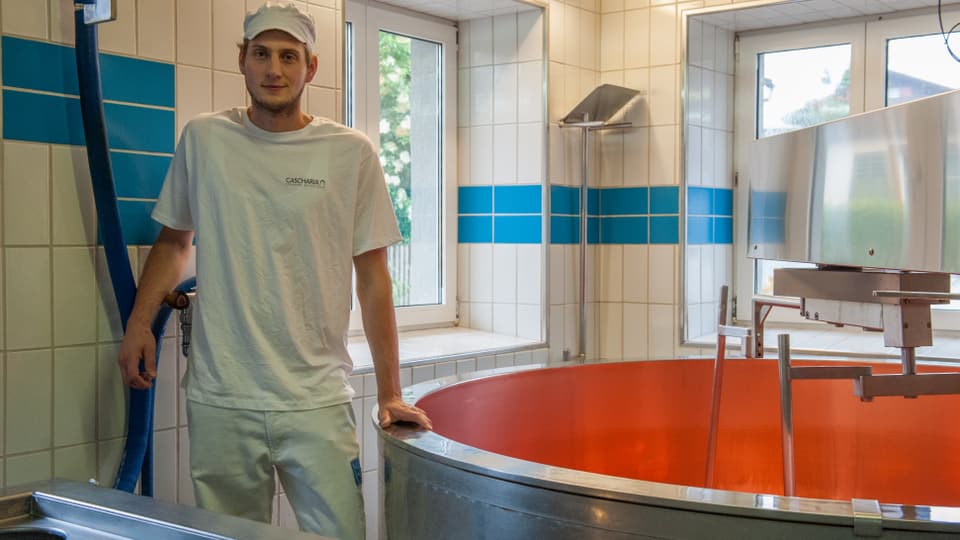 Il signun Andreas Grob en la chascharia a Breil ch'el maina dapi il matg.