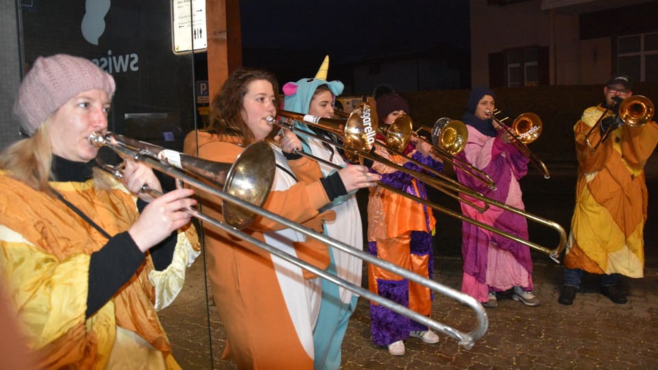 La musica da tschaiver Sgarella en acziun a la staziun da Domat.