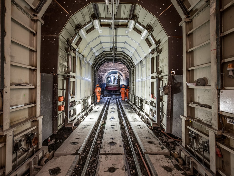 Enturn il tunnel existent hai dà in tunnel da segirtad durant las lavurs da construcziun.