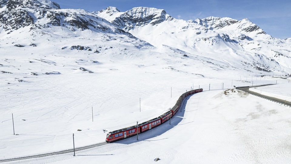 Ein Zug der Rhätischen Bahn fährt auf der Berninastrecke.