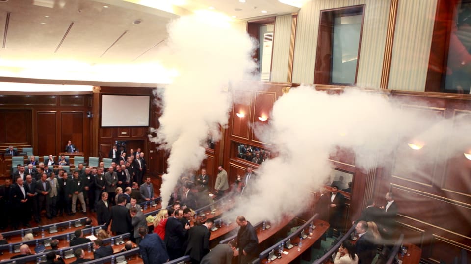 Avant gnanc 10 dis avevi gia dà in sumegliant incident en il parlament cosovar.