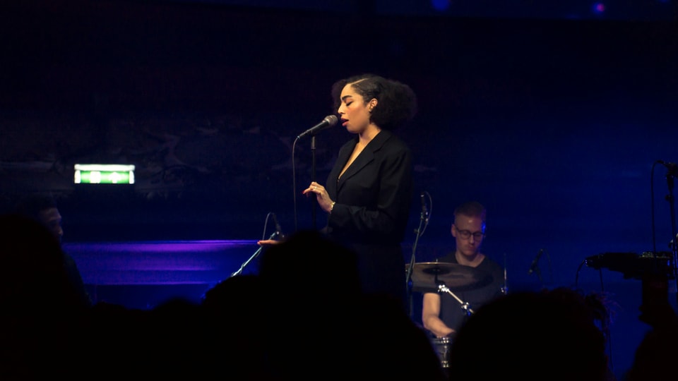 La giuvna chantadura Celeste durant ses concert a Groningen. 