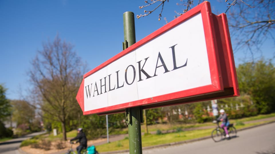 In placat cun l'inscripziun «Wahllokal».