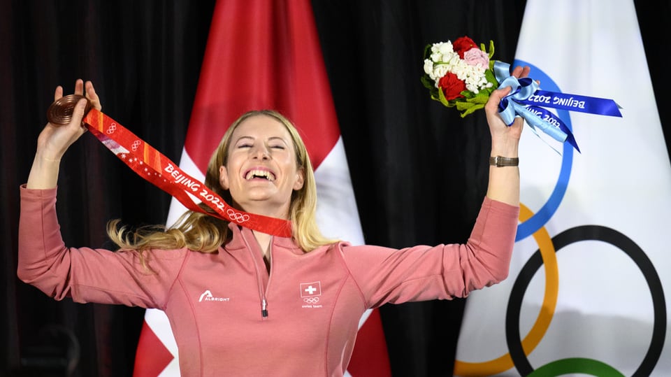 Fanny Smith kann nach 14 Monaten ihre Bronzemedaille in Händen halten. 