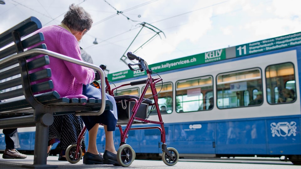 Ina dunna veglia sin in baun, davostiers in tram da Turitg.