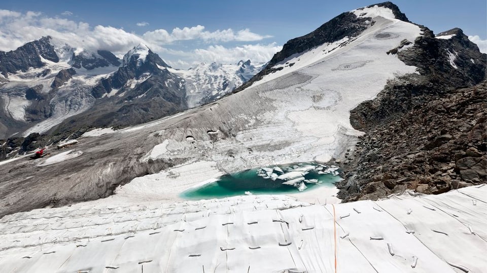 il glatscher dal piz Corvatsch cun cuvridas per frenar la digren. 