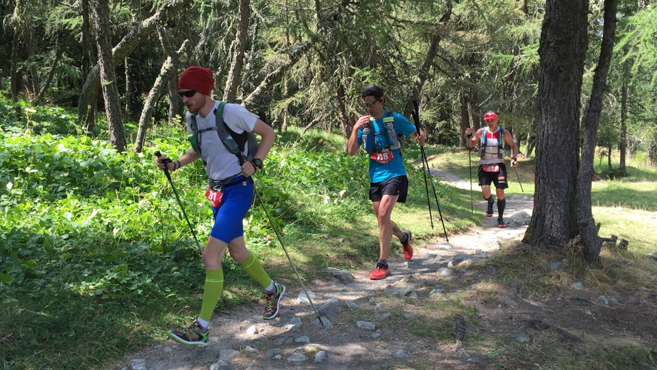 Curriders dal T201 vers il Pass da l'Alvra.