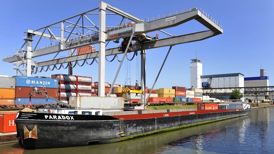 Frachtschiff am Basler Hafen