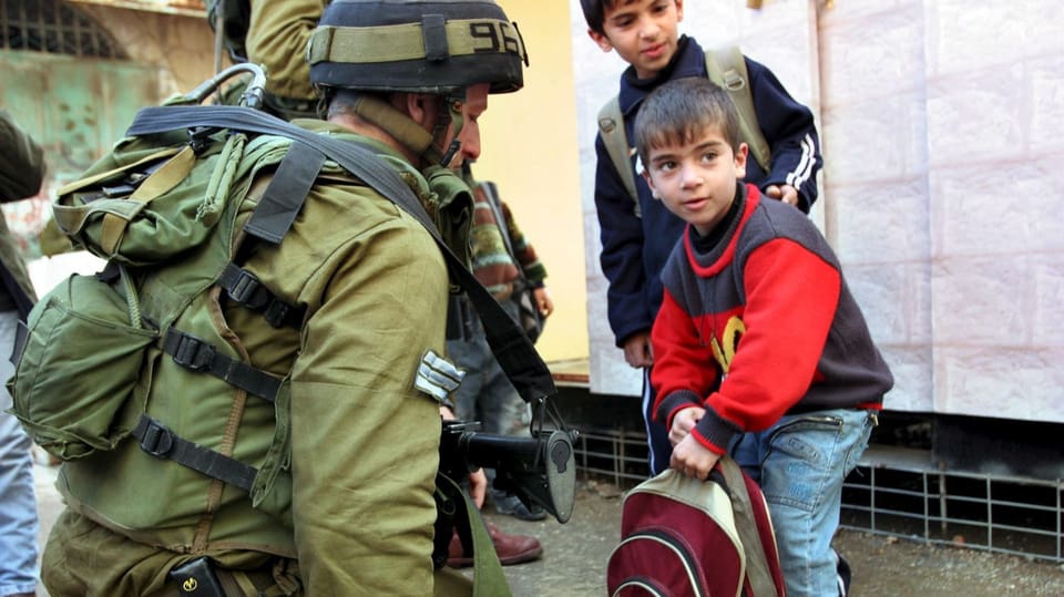 Israelischer Soldat und Kind