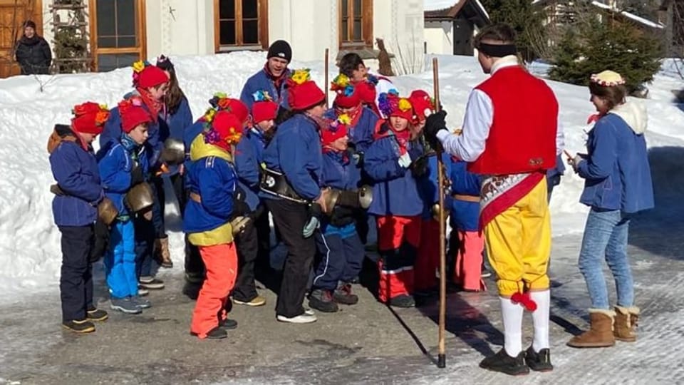La Punt Chamues-ch gruppa d'uffants en costums
