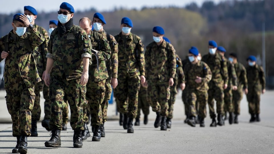 Purtret da militarists che portan mascras da protecziun. 
