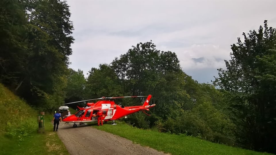 Helicopter da la Rega sin via davant guad.