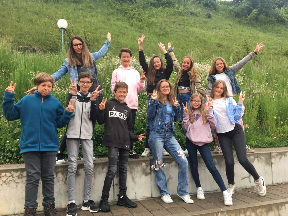 Igl è stà ...instructiv! Scolaras e scolars da la 6.avla classa Surses cun lur magistra Madleina Nay.