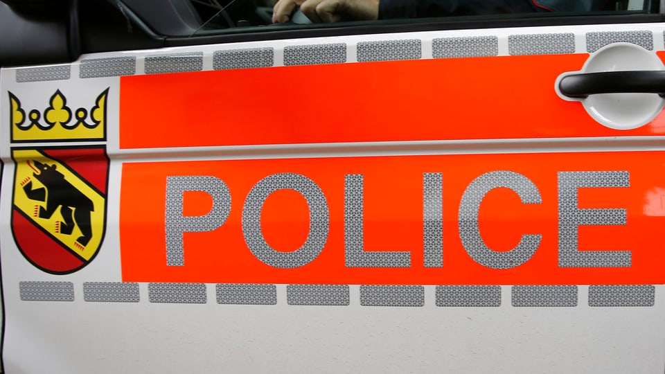 Il logo da la polizia dal chantun Bern sin in auto.