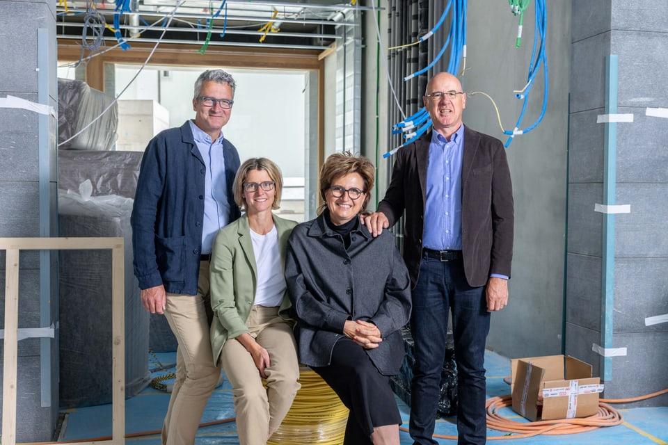 Das Direktorenpaar Martin und Irene Müller mit den Investoren Bettina und Richard Plattner