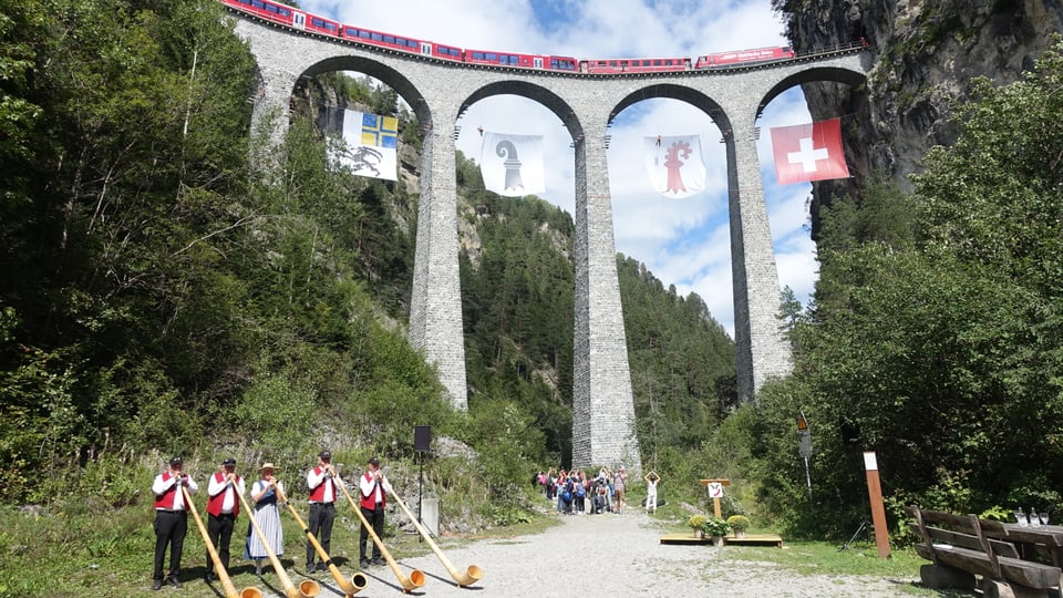 Vista sin il viaduct da la Landwasser.