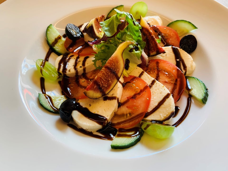 Caprese-Salat mit Tomate und Mozzarella
