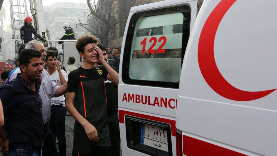 In ambulanza amez la glieud disperada.