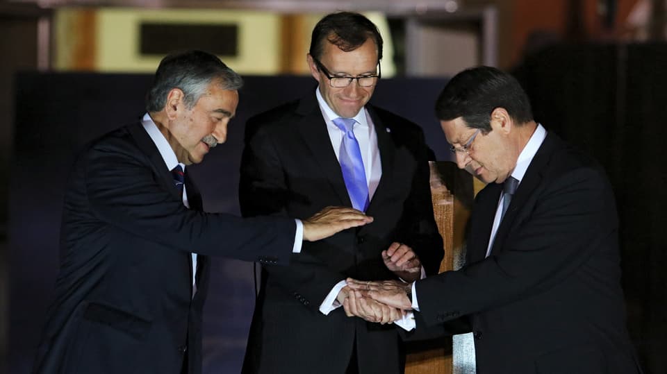 Il president da la Cipra Nicos Anastasiades (dretg), Mustafa Akinci dals Cipriots tircs (san.) cun l’intermediatur da l’ONU.