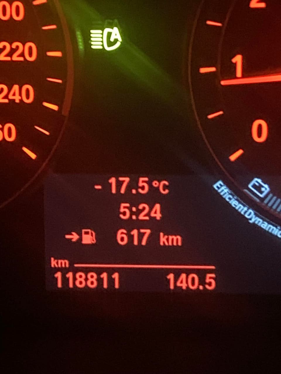 Tacho d'in auto cun l'indicaziun da -17,5°C. Kälte Winter Surselva