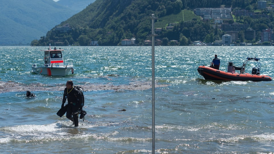 lai da Lugano, bartga da polizia e bartga cun sfunsaders durant in'acziun da salvament