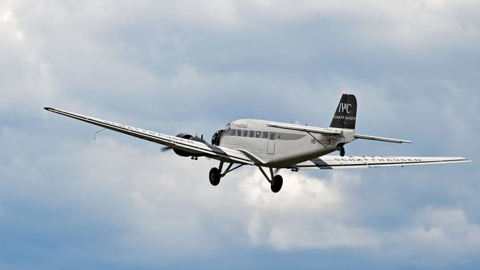 Aviun da la Ju-Air en l'aria. 
