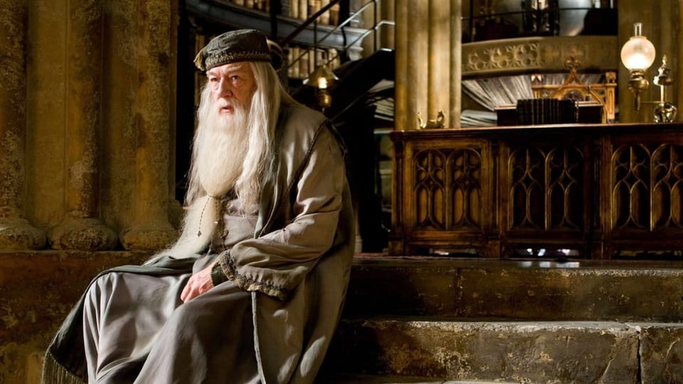 Um cun barba lunga alva, figura da Harry Potter