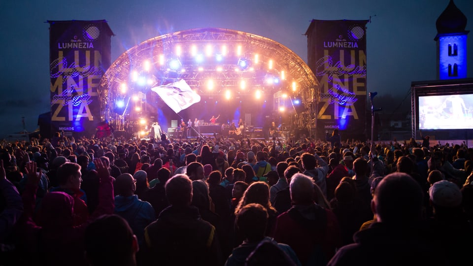 Atmosfera fantastica In grond public davant il palc dal Open Air Lumnezia